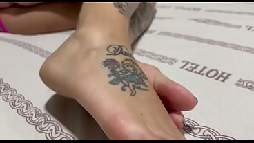 GOSTOSA (MILF)LOLLA MARTINELLI ESTAVA SOZINHA NÃO RESISTI ESSES LINDOS PÉS ACABEI FODENDO ESSA SAFADA CHEIA DE TESÃO